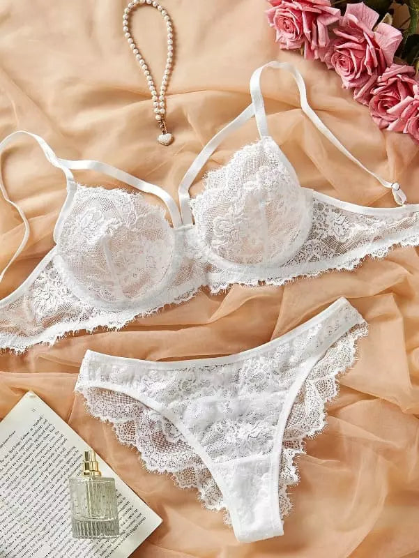 Lingerie de renda branca.