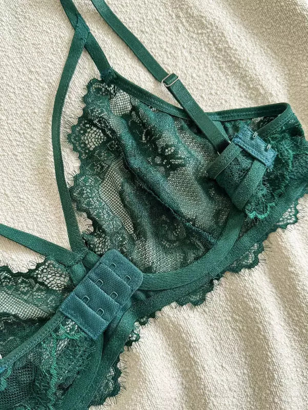 Sutiã verde com renda transparente, fecho frontal e tiras ajustáveis