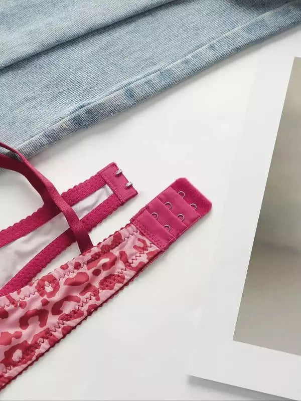 Fecho suitã com estampa de onça avermelhada e costura delicada