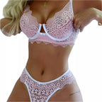 Conjunto lingerie rosa claro em renda delicada, sutiã e calcinha com detalhes florais e acabamento em bordado