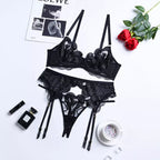 Conjunto lingerie preta com renda - sutiã, calcinha e cinta-liga com liga