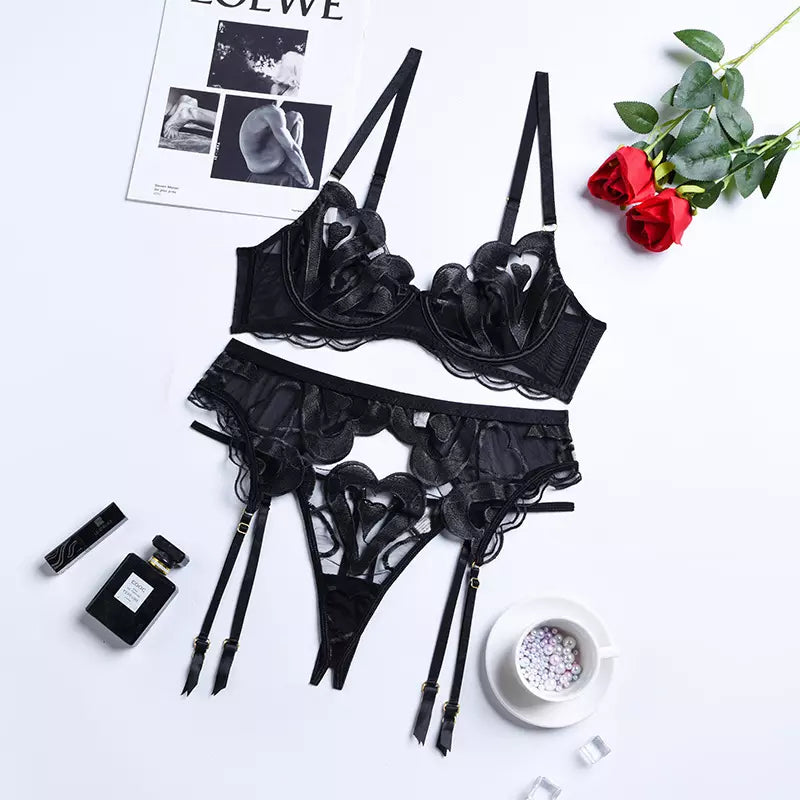 Conjunto lingerie preta com renda - sutiã, calcinha e cinta-liga com liga