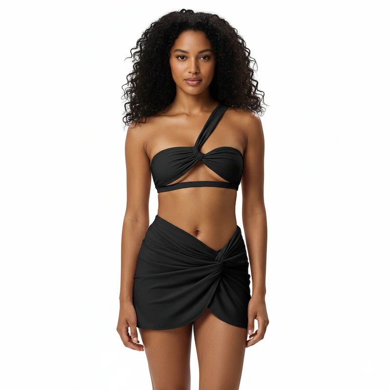 Biquíni preto com top transpassado e saia pareô drapeada moda praia feminina