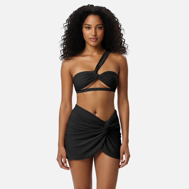 Biquíni preto com top transpassado e saia pareô drapeada moda praia feminina