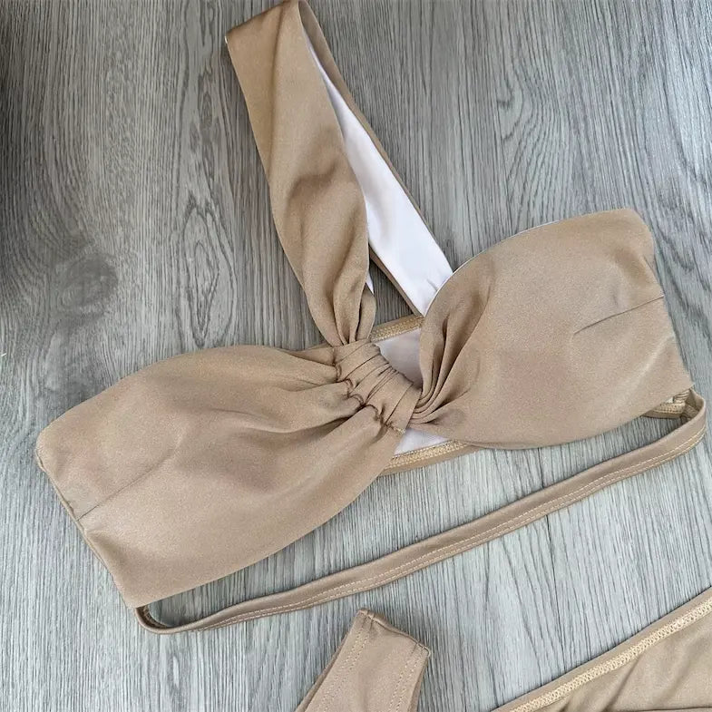 Top biquíni nude com alça única transpassada e nó frontal moda praia feminina