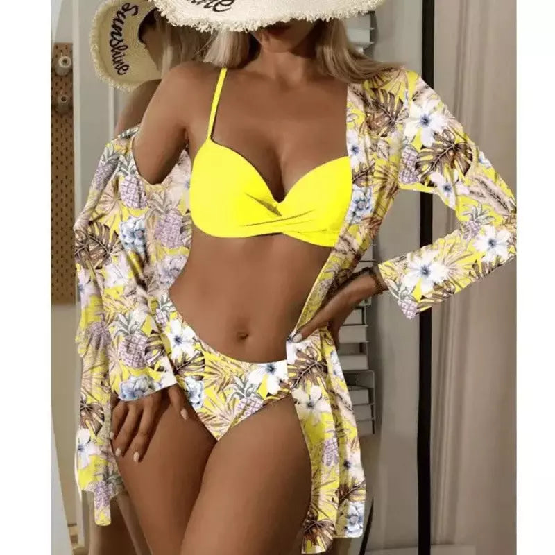 Biquíni amarelo vibrante com saída de praia floral coordenado, estampa tropical em tons pastéis de azul e branco na base clara