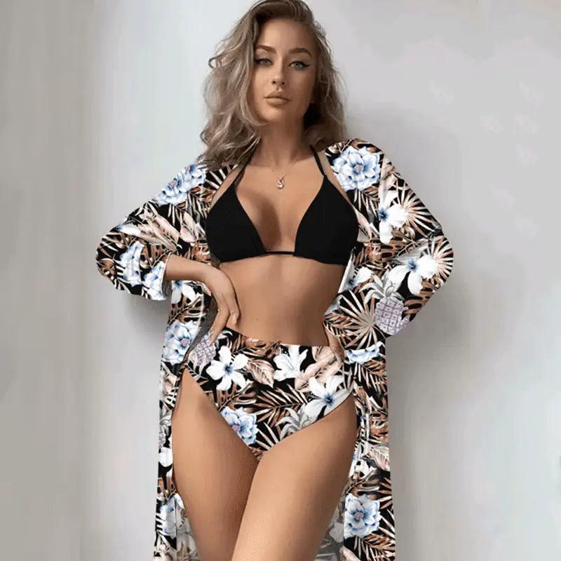 Biquíni tropical com saída de praia coordenada, top preto e calcinha estampada floral em tons de azul e branco