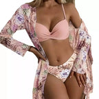 Biquíni amarelo vibrante com saída de praia floral coordenado, estampa tropical em tons pastéis de azul e branco na base clara