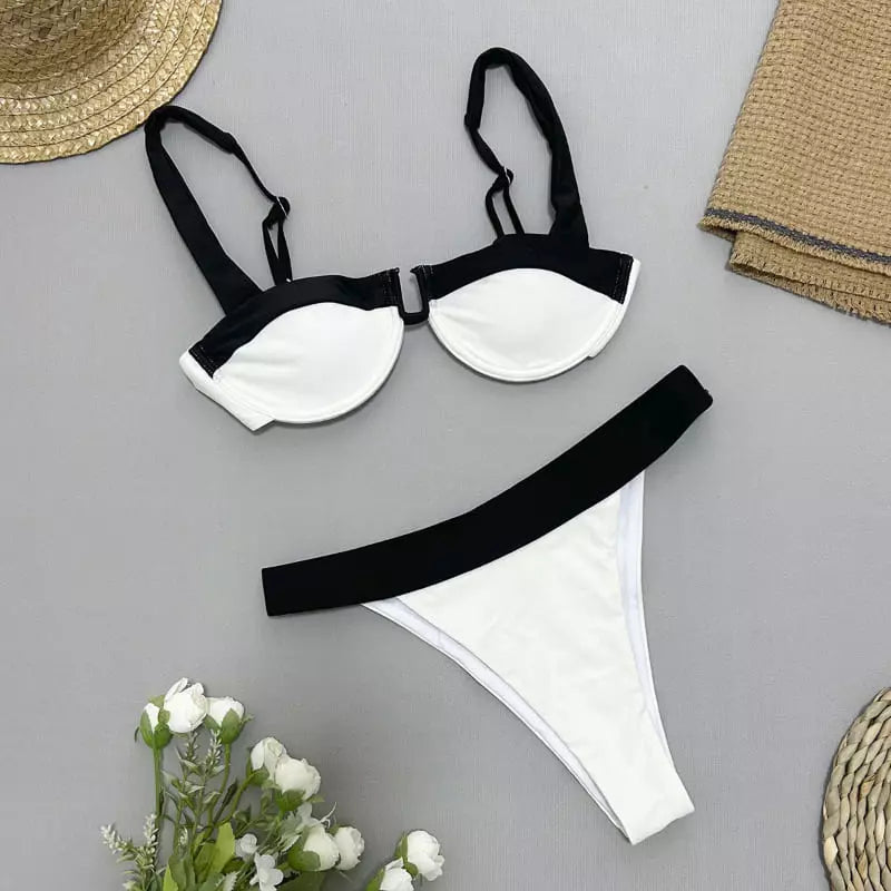 Conjunto biquíni branco com bordas pretas, top estruturado e calcinha fio dental