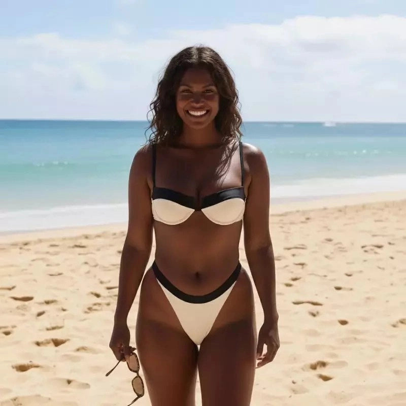 Biquíni nude com detalhes pretos na praia, modelo sorrindo, beachwear tropical verão