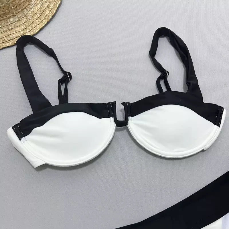 Top de biquíni branco com detalhes pretos, alças ajustáveis, moda praia bicolor