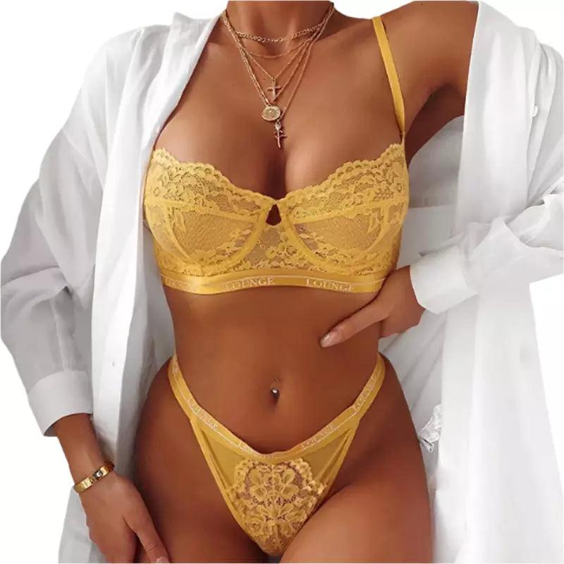 Conjunto de lingerie amarelo rendado com sutiã meia taça e calcinha fio dental, acompanhado de camisa branca solta.
