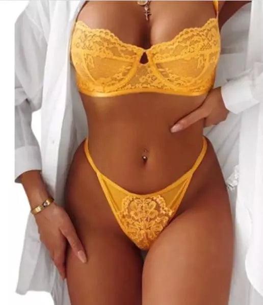 Lingerie amarela em renda floral, conjunto com sutiã meia taça e calcinha fio dental, acompanhada de camisa branca.