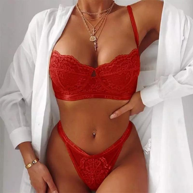 Conjunto de lingerie vermelho em renda com sutiã meia taça e calcinha fio dental, acompanhado de camisa branca solta.