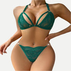 Conjunto de lingerie verde esmeralda em renda, com sutiã strappy e calcinha fio dental.