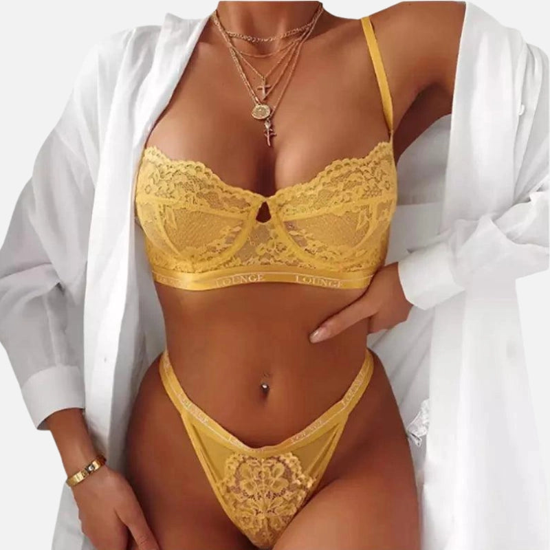 Conjunto de lingerie amarelo rendado com sutiã meia taça e calcinha fio dental, acompanhado de camisa branca solta.