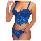 mulher vestindo lingerie vermelho com estampa floral.