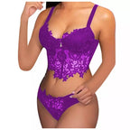 mulher vestindo lingerie vermelho com estampa floral.