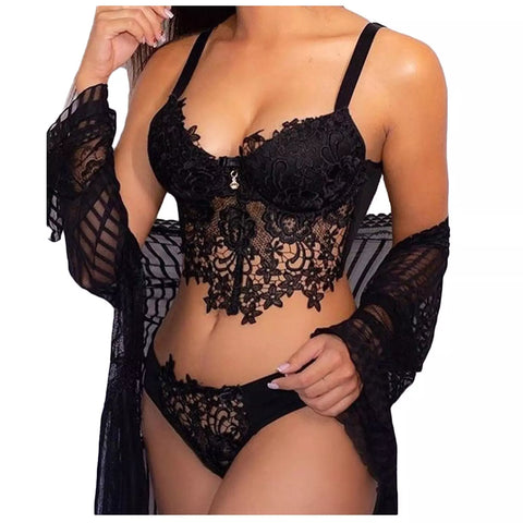 mulher vestindo lingerie preta com estampa floral.