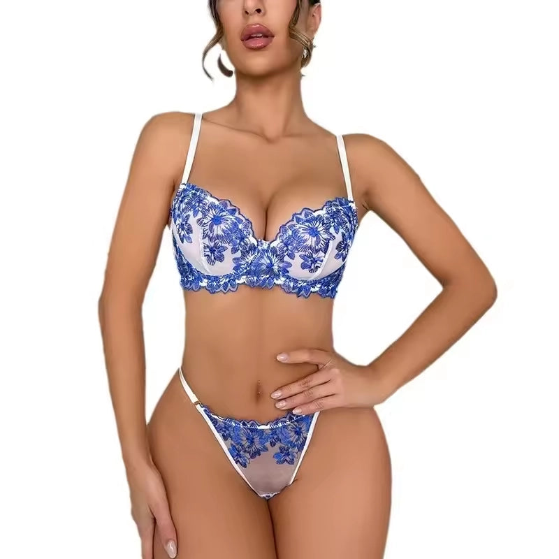 Mulher usando lingerie floral azul e branca sensual com renda delicada e elegante