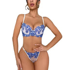 Mulher usando lingerie floral azul e branca sensual com renda delicada e elegante