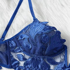 Detalhe de sutiã feminino de renda azul escuro com design floral modificado e acabamento delicado