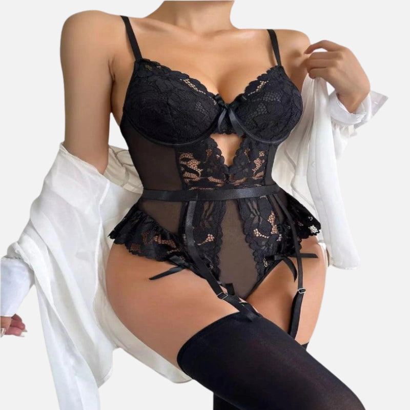 Imagem de um sutiã de renda preto com detalhes sensuais.