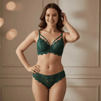 Lingerie verde com renda transparente, sutiã strappy e calcinha sensual