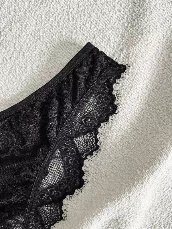 Calcinha preta com renda floral transparente e detalhes em mesh