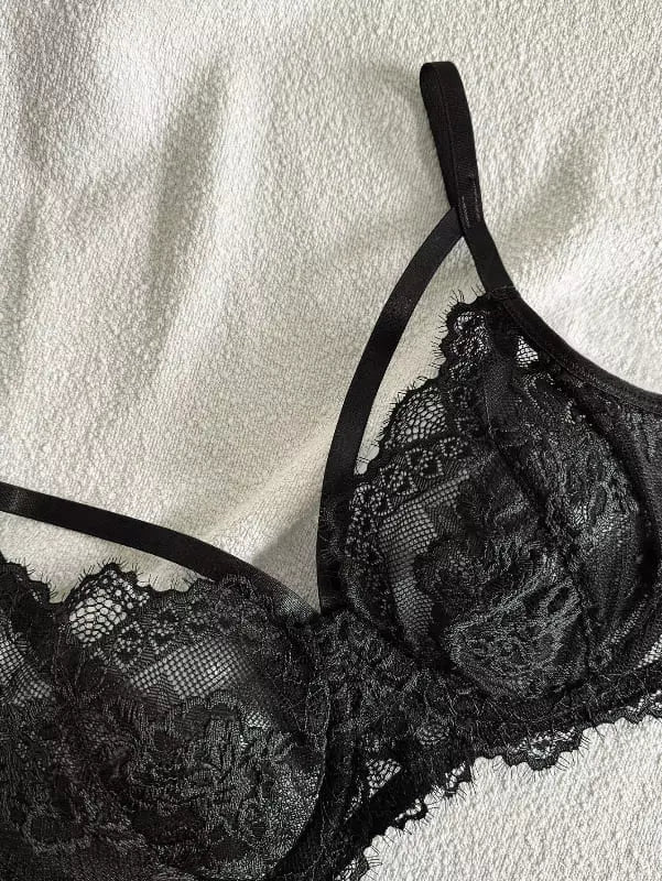 Sutiã preto com renda transparente e detalhes em mesh sensual