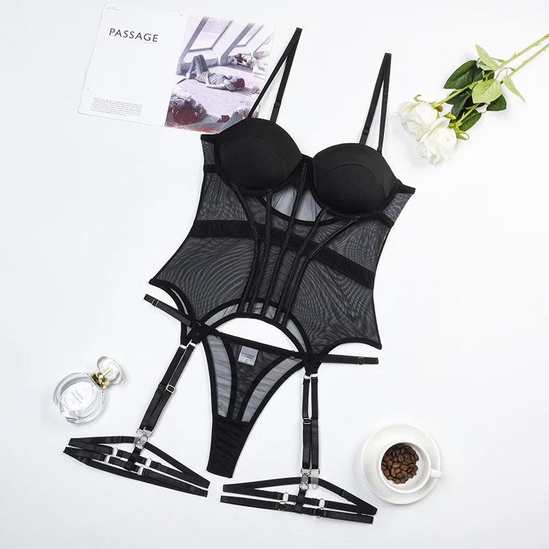 A imagem mostra uma peça de lingerie preta com detalhes em renda.