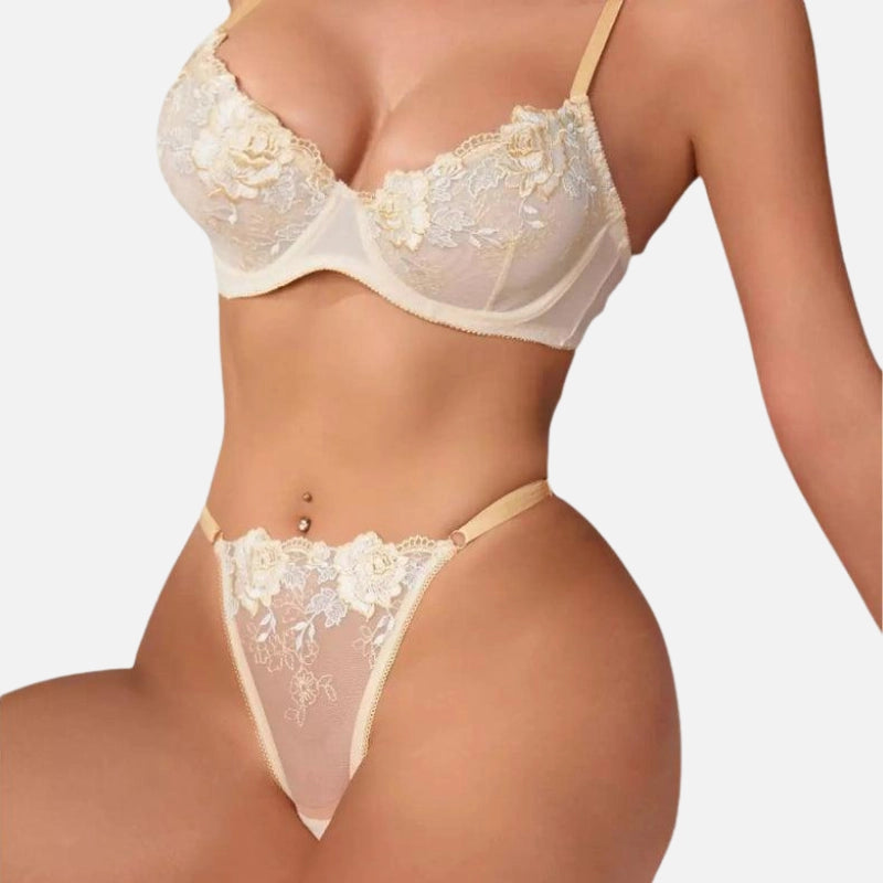 Conjunto lingerie off-white com renda floral, sutien meia taça e calcinha fio dental em tule transparente.