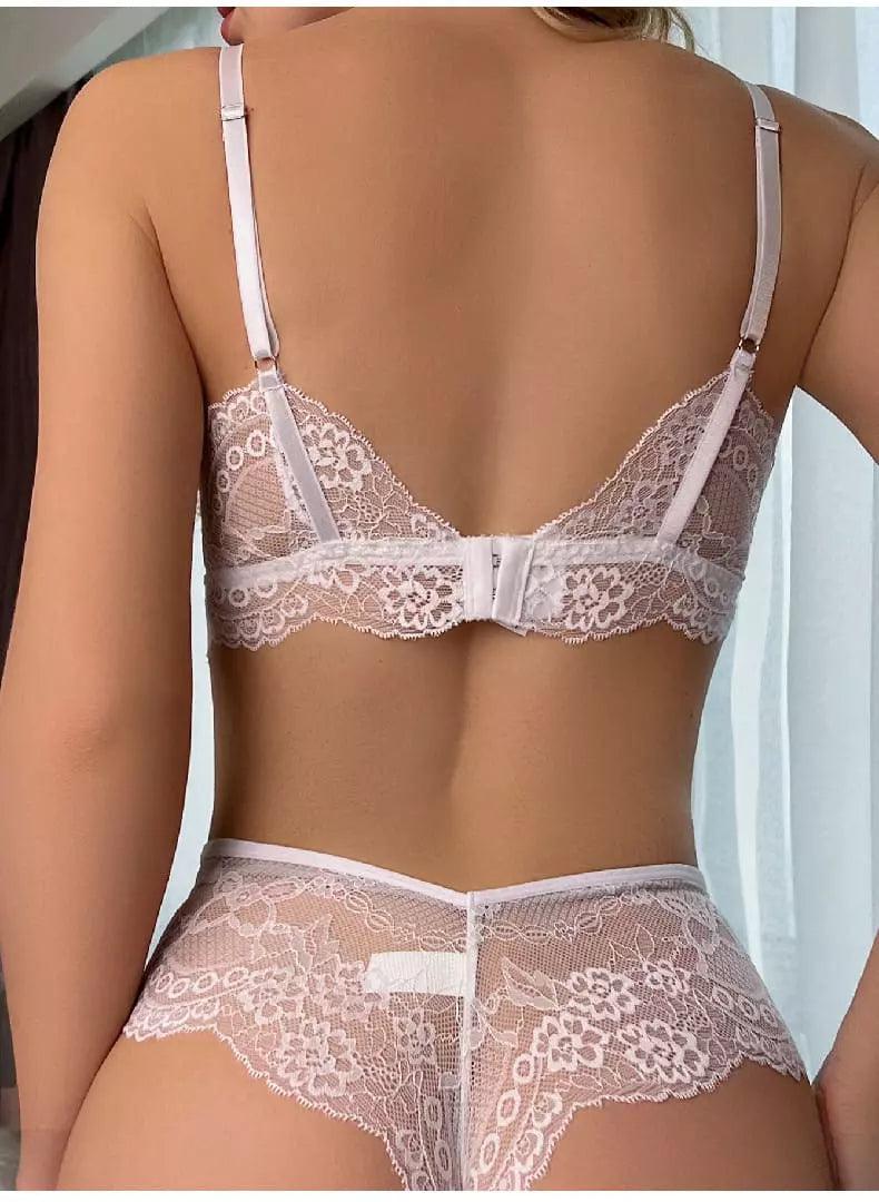 Vista traseira de conjunto lingerie branco rendado com fecho ajustável e detalhes florais delicados
