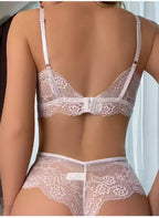 Vista traseira de conjunto lingerie branco rendado com fecho ajustável e detalhes florais delicados