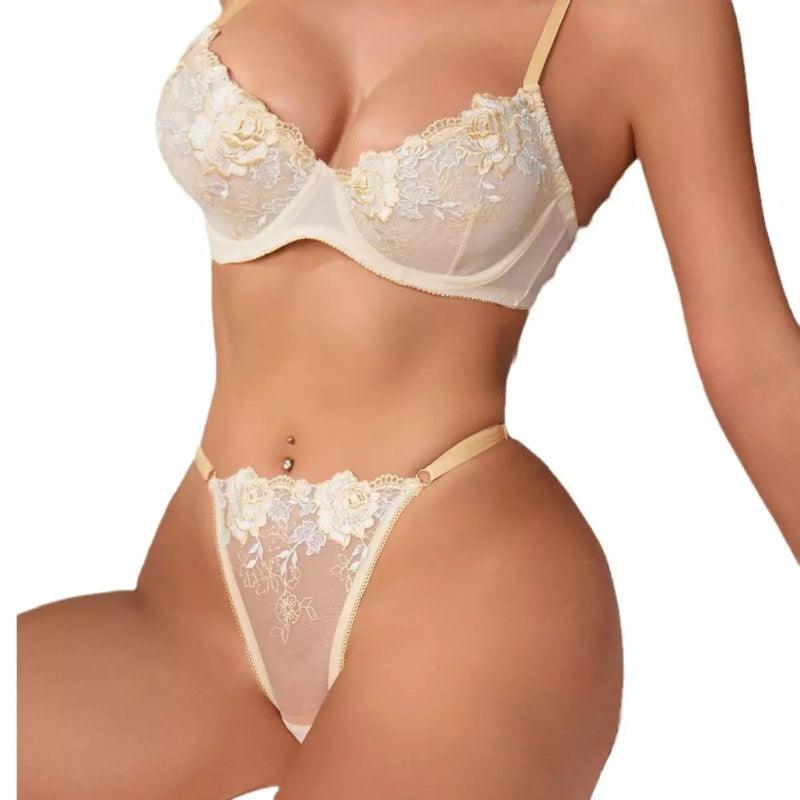 Conjunto lingerie off-white com renda floral, sutien meia taça e calcinha fio dental em tule transparente.
