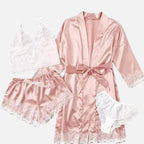 Conjunto lingerie rosa claro com robe cetim, shorts, sutiã e calcinha com detalhes em renda branca