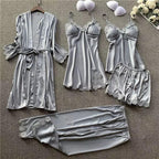 Conjunto de lingerie 5 peças em cetim cinza prateado: robe, duas camisolas, shorts e calça com detalhes em renda delicada.