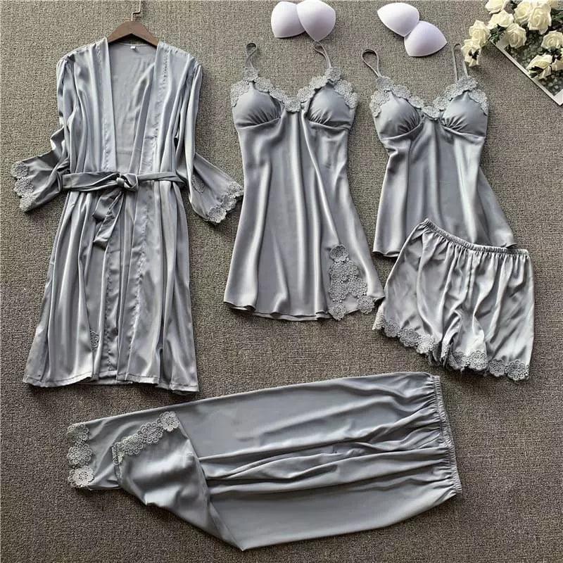 Conjunto de lingerie 5 peças em cetim cinza prateado: robe, duas camisolas, shorts e calça com detalhes em renda delicada.