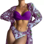 Biquíni roxo com top estruturado meia taça, saída de praia e calcinha estampada em folhas e flores em lilás