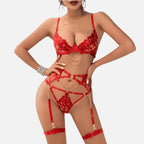 Imagem de uma modelo usando lingerie vermelha com detalhes em corrente