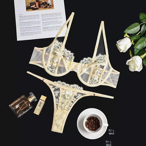 Conjunto de lingerie nude com renda e tela, estilo vintage com alças ajustáveis e calcinha fio dental.