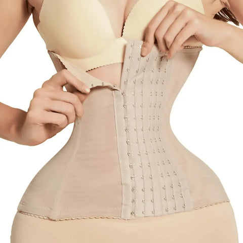 A imagem mostra um corset bege com detalhes de laços.