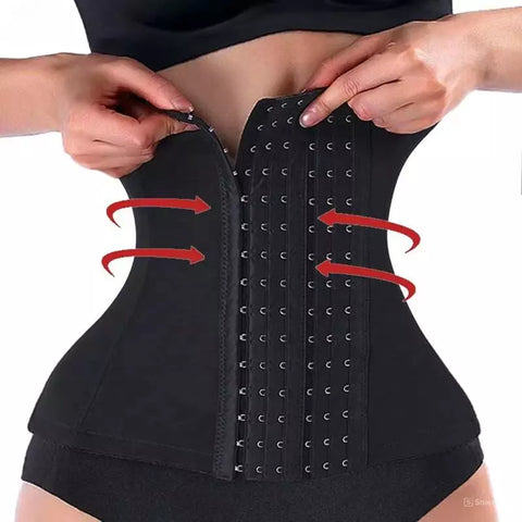 Imagem mostra uma mulher vestindo um corset preto com detalhes em ilhoses.