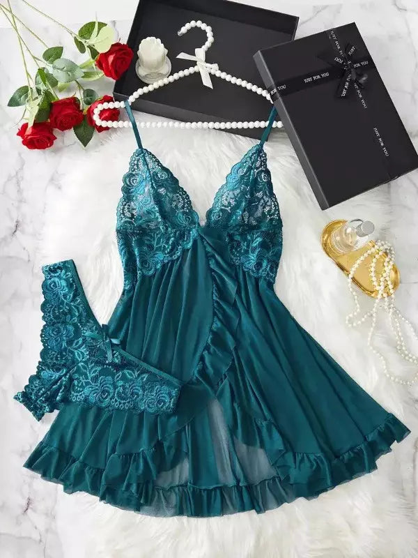 Elegante camisola de renda verde e cetim com enfeites florais e detalhes de babados.