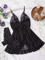 Elegante camisola de renda preta e cetim com enfeites florais e detalhes de babados.