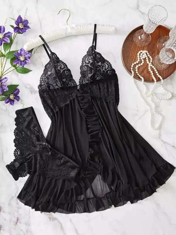 Elegante camisola de renda preta e cetim com enfeites florais e detalhes de babados.