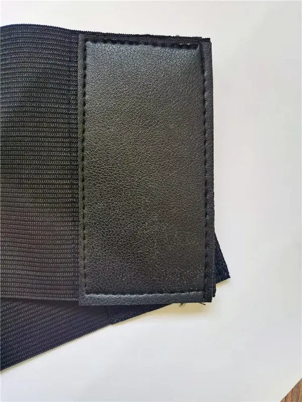 Faixa abdominal elástica com fecho em velcro e detalhe em couro sintético ajustável