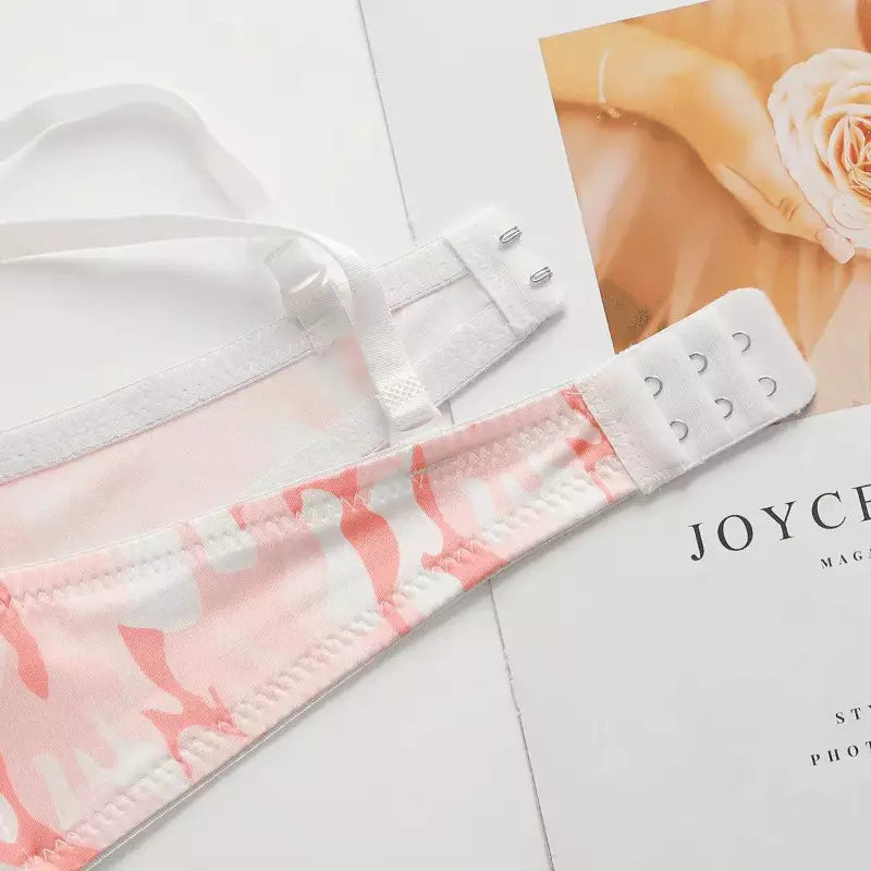 Detalhe do fecho de sutiã branco com estampa rosa delicada e três níveis de ajuste