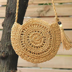 Bolsa de crochê redonda natural com tassel e detalhe em miçangas