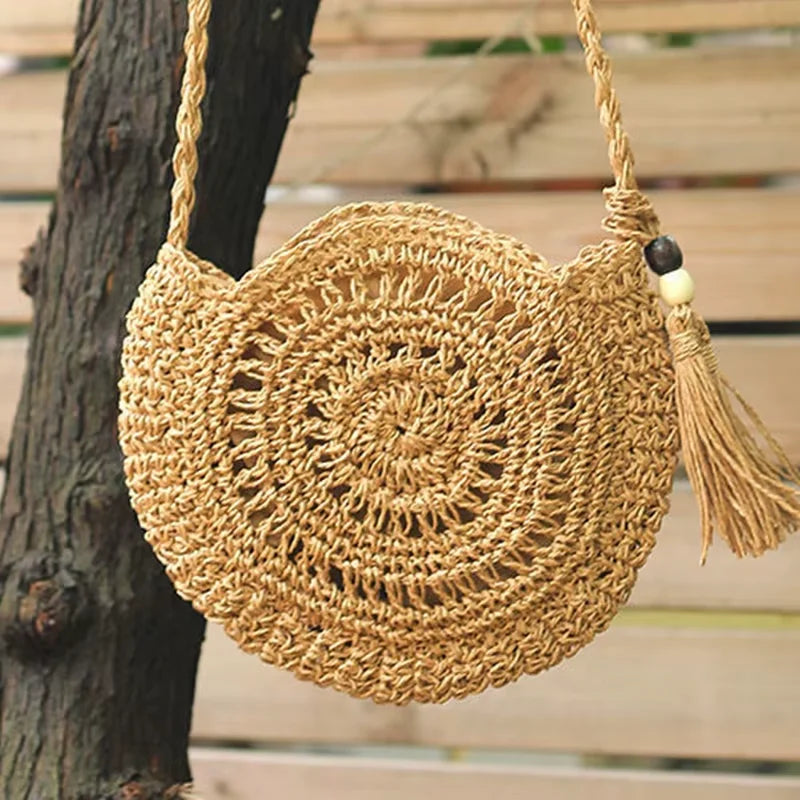 Bolsa de crochê redonda natural com tassel e detalhe em miçangas